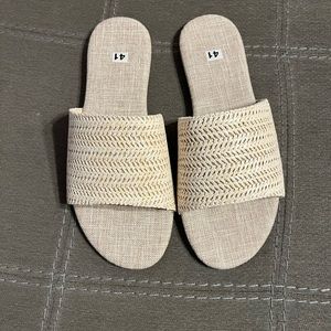 Shein size 9 woman’s sandals.